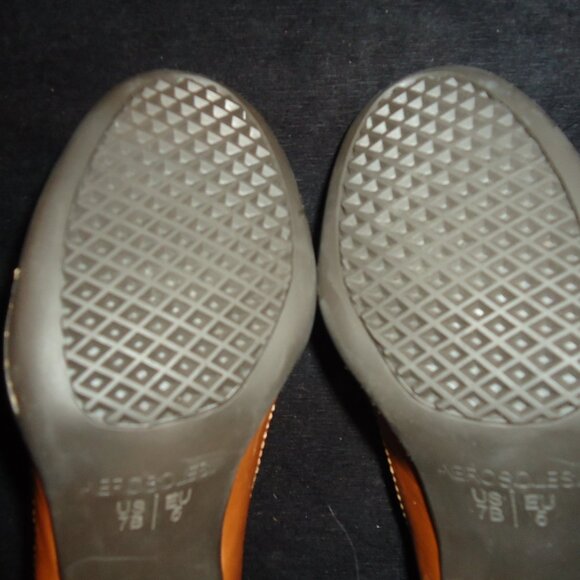 Aerosoles- Tan Pumps-Leather Uppers- 3" Heel-Size 7B New - Picture 2 of 9